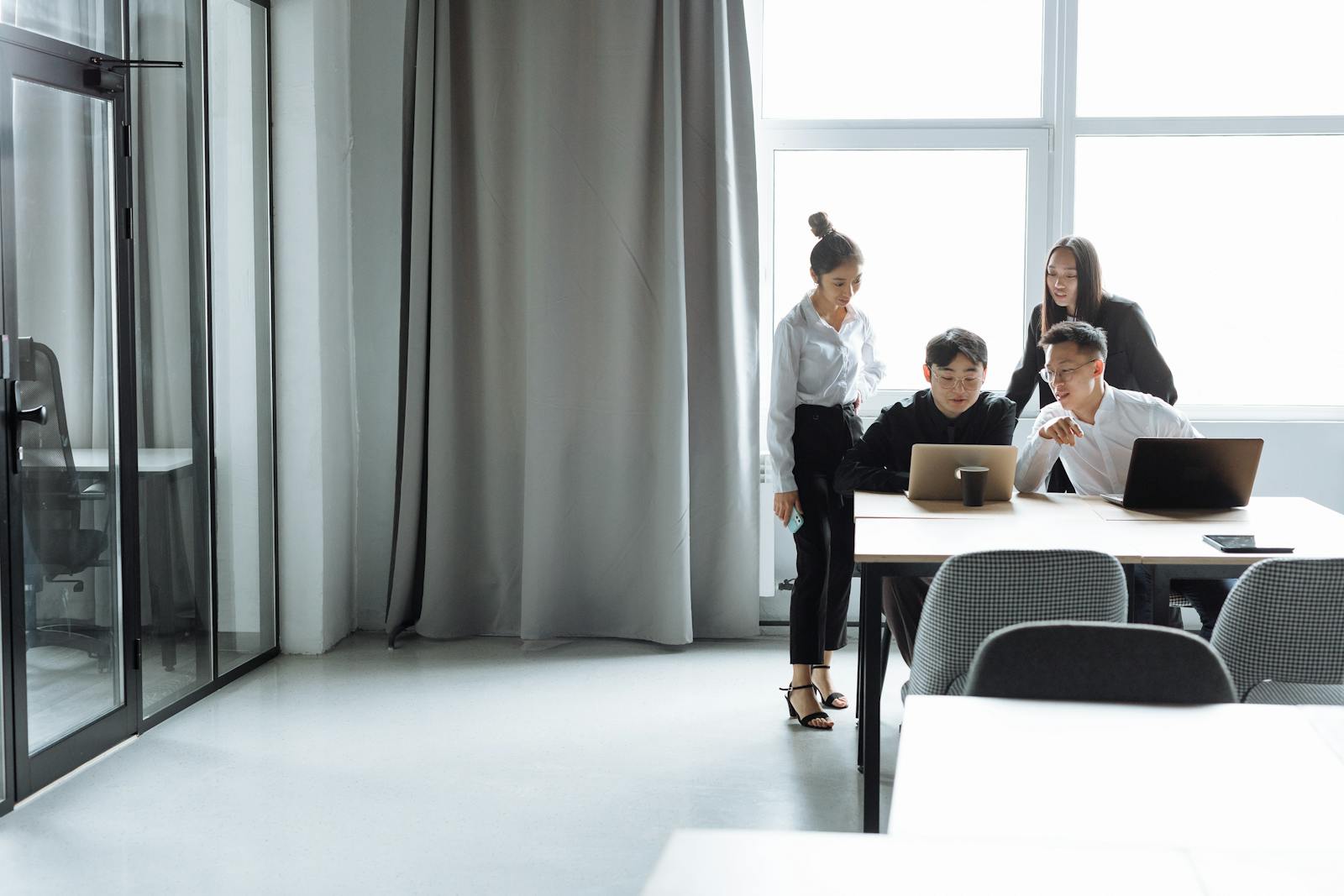 Equipo de trabajo reunido en una oficina moderna.